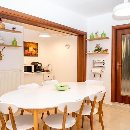 Classic Apartment Near The City Center Cluj-Napoca Eksteriør bilde